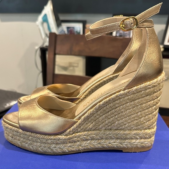 Stuart Weitzman Nudist Curve Espadrille Metallic Gold Wedge Sandals - Picture 8 of 9